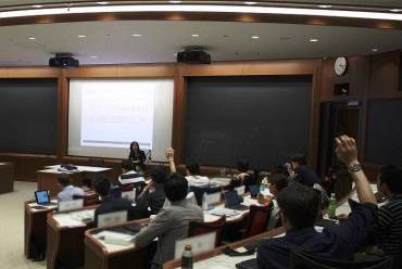 大槻奈那教授の講義の様子