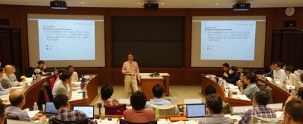 加藤和彦教授の講義の様子