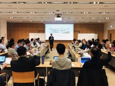 藤岡資正客員教授の講義の様子