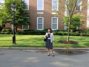 ハーバードの学び舎を背景にした松本敬子さん