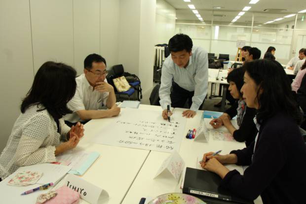 在学生がフォローしながら、起業家とワークショップを行いまいsた