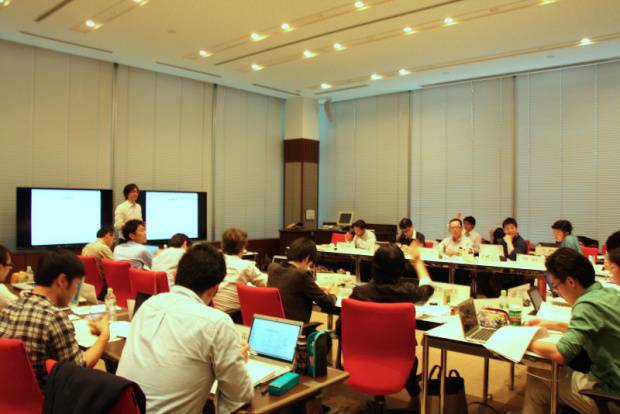 講義「ビジネスモデルデザイン」の講義の様子