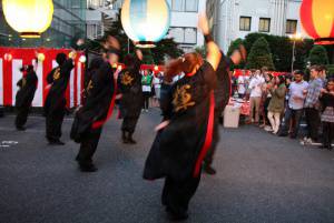 ソーラン節を踊る学部生