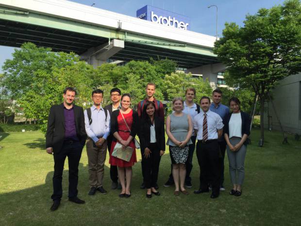 ブラザー本社の前で