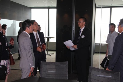 ご来場の方にスタッフが館内のご案内をしている様子