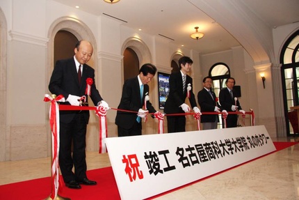 テープカットの様子