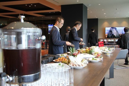 ３階ラーニングサロンでは軽食が振る舞われました