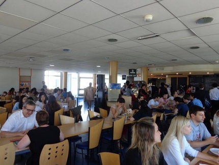 夏休み中も学生で賑わう食堂