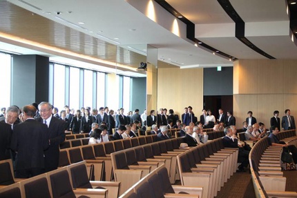 多くの方が最上階の14階を内覧している様子