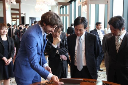 来賓や教員が調度品に関心を寄せています