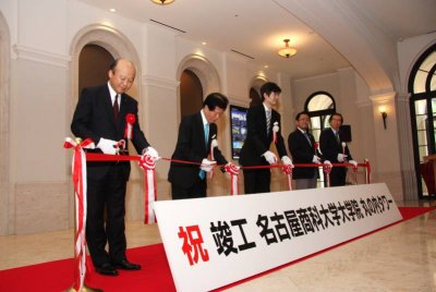 テープカットの様子