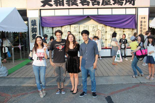 ラッキーにもチケットをゲットした４名の学生