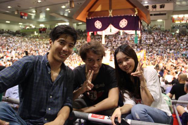 土俵間近の席で観覧