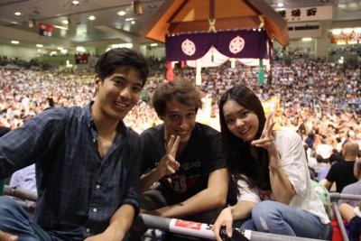 土俵間近の席で観覧