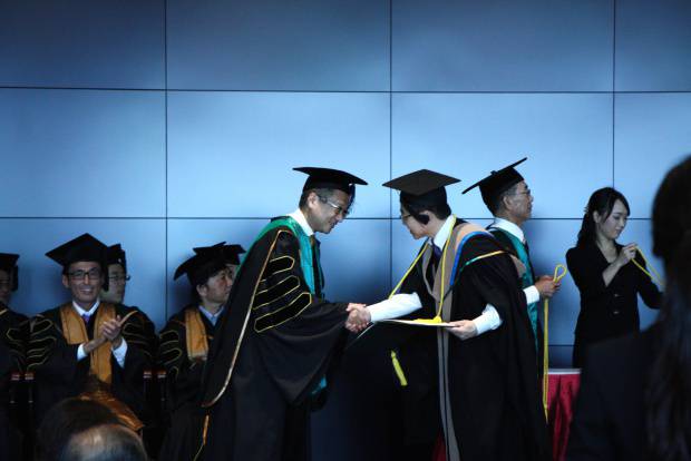 ゼミの先生と握手