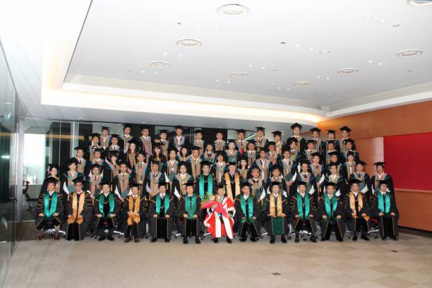 マネジメント研究科の集合写真