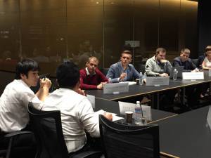 本学在学生とのディスカッションの様子