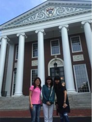 クラスメイトとキャンパスの前で