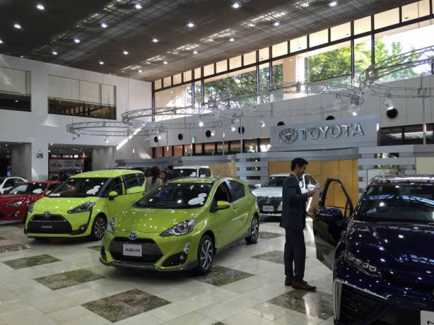 いろいろな種類のトヨタ自動車に乗って写真撮影