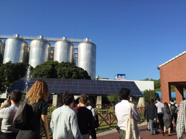 ビールを保管する大きなタンクを見学