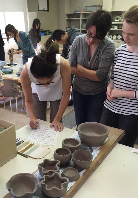 出来上がった作品はこの後焼成・色づけされます