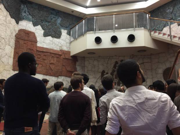 ビールの原料や歴史を学ぶ学生達