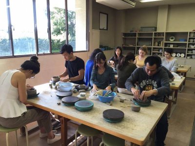 真剣に作品を作る留学生達