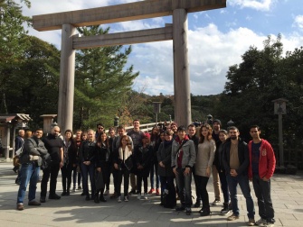 伊勢神宮前での集合写真