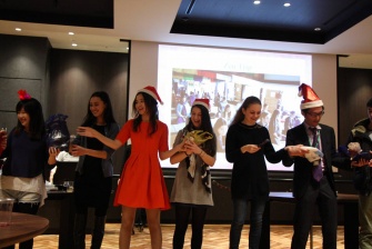 輪になってプレゼント交換