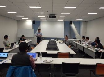 栗本 博行教授の模擬講義の様子