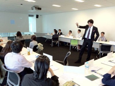 栗本 博行教授の模擬講義の様子