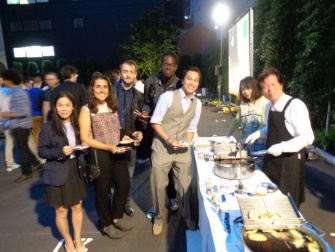 学長より天ぷらが振る舞われました