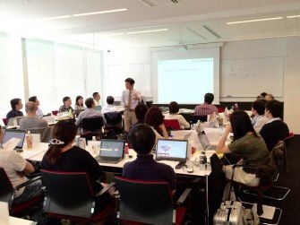 栗本 博行教授の模擬講義の様子