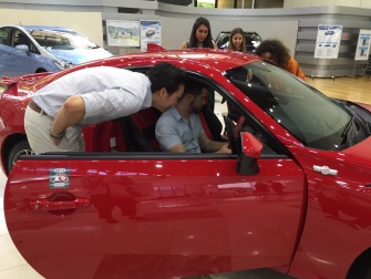 各々好きな車種に試乗しました