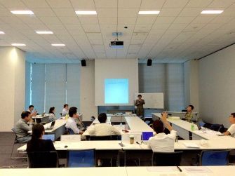 栗本 博行教授の模擬講義の様子