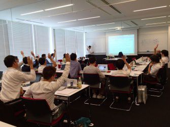 栗本 博行教授の模擬講義の様子