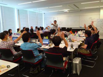 栗本 博行教授の模擬講義の様子