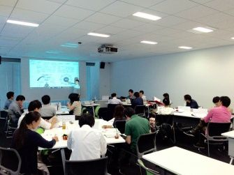 栗本 博行教授の模擬講義の様子