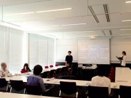 栗本 博行教授の模擬講義の様子