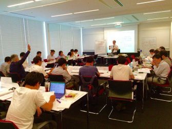 栗本 博行教授の模擬講義の様子