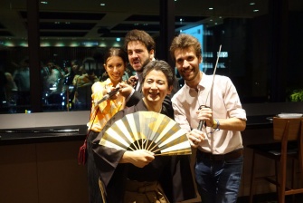 剣舞パフォーマンス後の写真撮影タイム