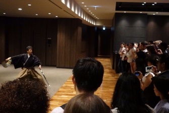 在学生による剣舞の披露