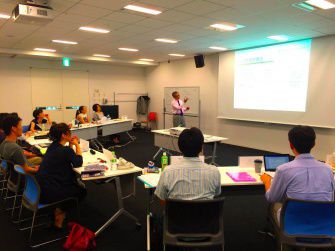 栗本 博行教授の模擬講義の様子