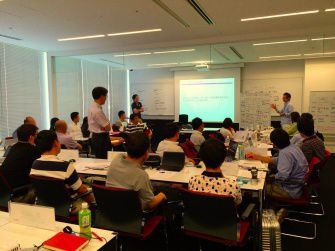 栗本 博行教授の模擬講義の様子