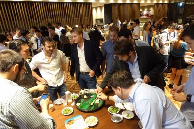 日本食を楽しむ学生達Enjoying Japanese meals