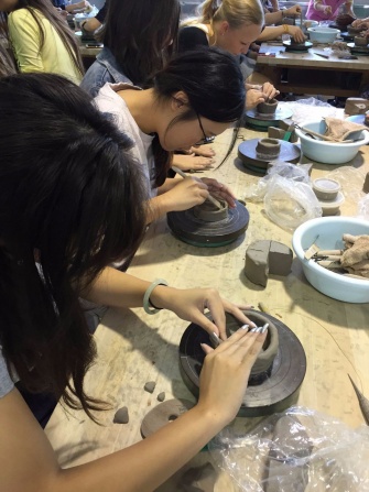 思い思いに陶作する留学生たち