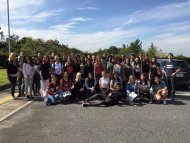 美術館の前で集合写真Group shot in front of the museum