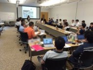 栗本 博行教授の模擬講義の様子