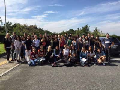 美術館の前で集合写真Group shot in front of the museum