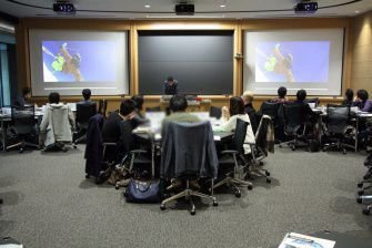 栗本 博行教授の模擬講義の様子